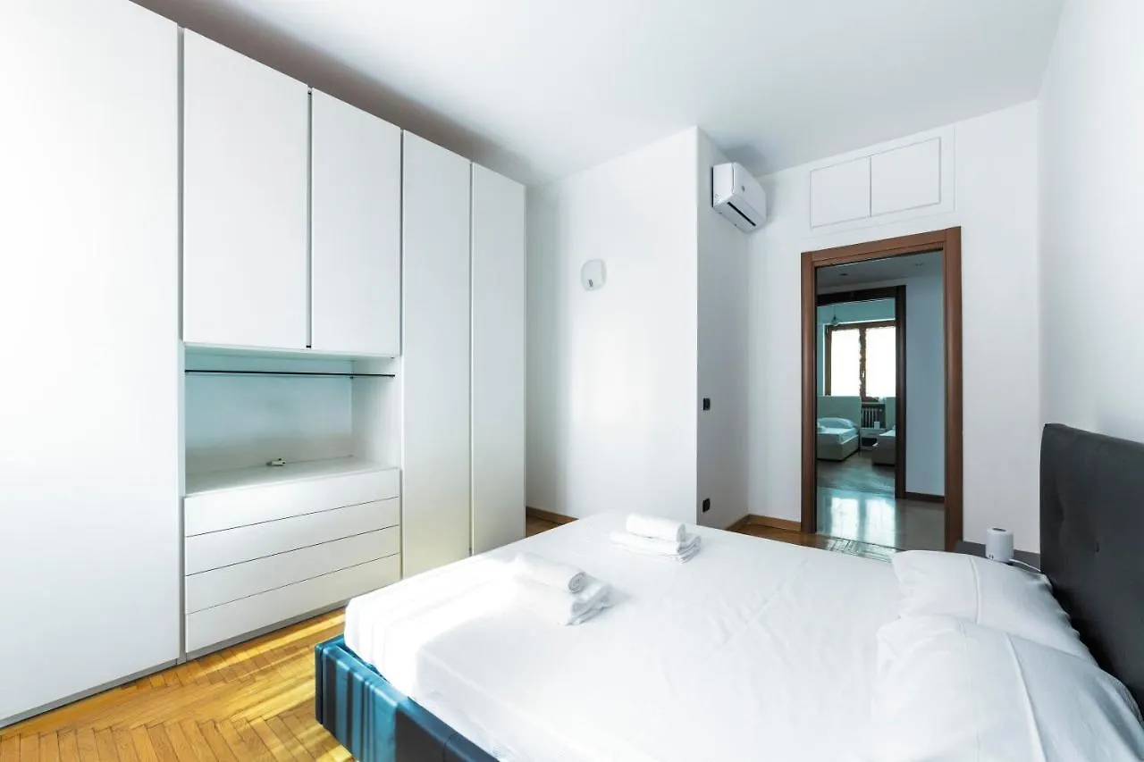 Cenisio M5 Lovely Apartment - With Balcony! Milan Italy